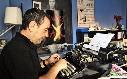 José Luis Garci y su máquina de escribir
