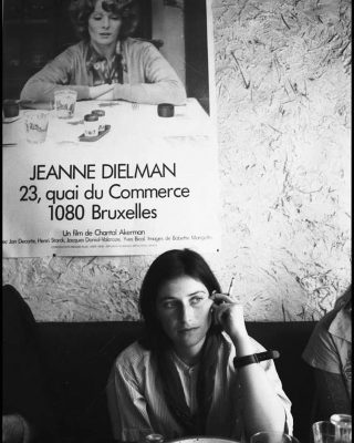 Chantal Akerman con el cartel de la película