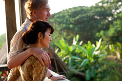 Suu Kyi y su esposo en la película de Luc Besson